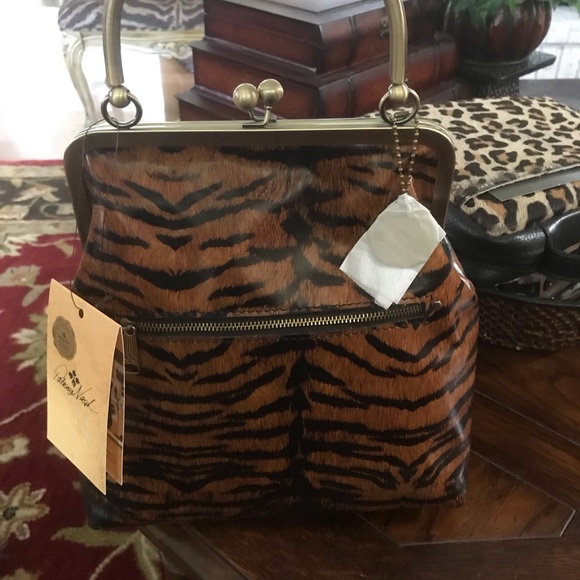 Elegant Tiger Print Handbag with Chain Strap - Picture 3 of 6